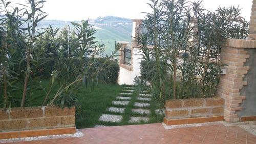 a house with a garden with plants and a stairway at Appartamento in villa stile rustico in Atri