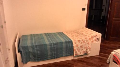 a small bedroom with a bed in a room at Appartamento in villa stile rustico in Atri