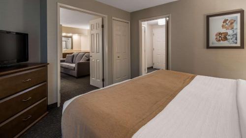 a hotel room with a bed and a television at Best Western Plus Cairn Croft Hotel in Niagara Falls