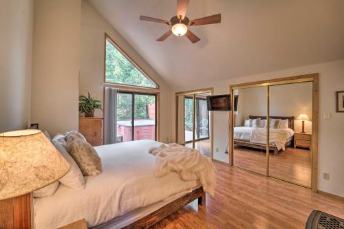 Postel nebo postele na pokoji v ubytování Hot Tub and Deck Truckee Golf Course Home