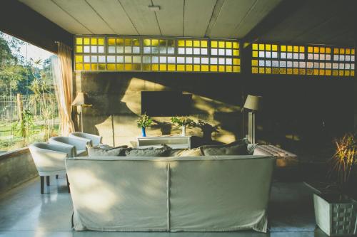 a living room with a couch and chairs at Pousada São Chico Eco Village in São Francisco de Paula