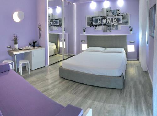 um quarto com uma cama, uma mesa e um balcão em BB Veronesi em Bolonha