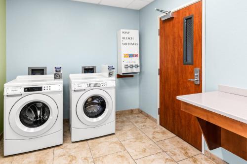 克拉馬斯福爾斯的住宿－克拉馬斯瀑布中心智選假日酒店，洗衣房配有2台洗衣机和1个柜台