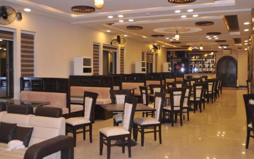 un comedor lleno de mesas y sillas en Hotel One DG Khan, en Taunsa