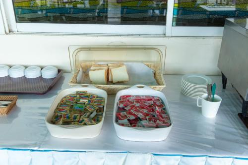 Op een tafel staan twee bakjes snoep. bij The RiverKwai Bridge Resort in Kanchanaburi