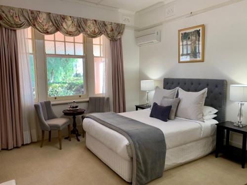 - une chambre avec un grand lit et une fenêtre dans l'établissement Barossa House, à Tanunda