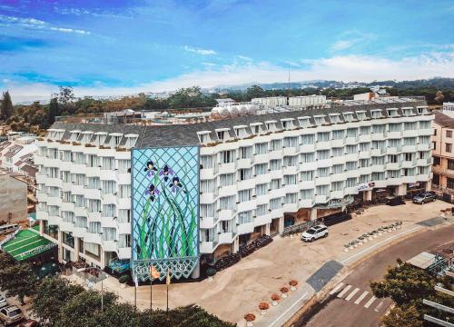 un edificio con un mural en el costado en Golf Valley Hotel, en Da Lat