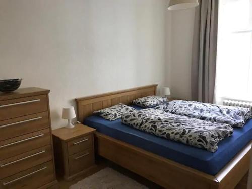 ein Schlafzimmer mit einem Bett und einer Kommode in der Unterkunft Amazing City center apartment with balcony in Moravská Ostrava
