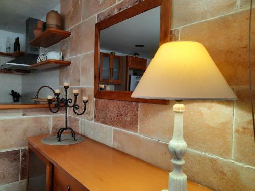 une lampe assise sur un comptoir dans une cuisine dans l'établissement Tramuntana 37, 1°, à Fornells