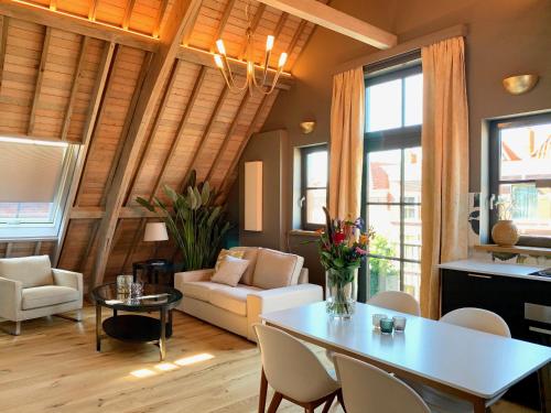een woonkamer met een tafel en stoelen bij Pakasa in Leiden