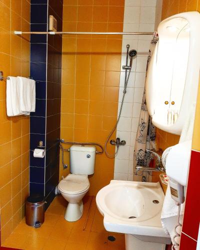 Bilik mandi di Hotel Slaviani