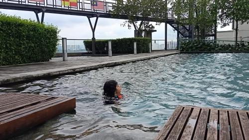 A piscina localizada em Urban 360 Teratak Rara Homestay ou nos arredores