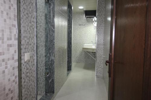 un bagno con cabina doccia e lavandino di Hostel Jeal a Batumi