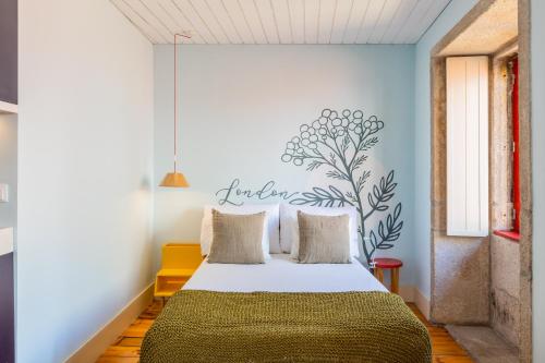 a bedroom with a bed with a mural on the wall at Victoria Studios @ Clérigos in Porto