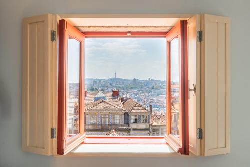 uma janela aberta com vista para uma cidade em Victoria Studios @ Clérigos no Porto