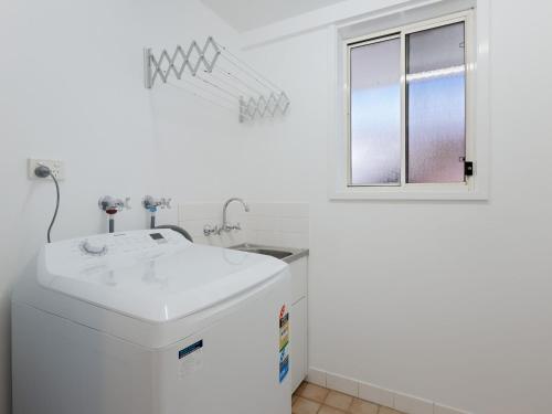 Fotografie z fotogalerie ubytování Corlette Waterfront 2 Waterfront Luxury WI FI Aircon Boat Parking v destinaci Corlette