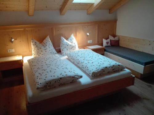 Giường trong phòng chung tại Parlunkhof