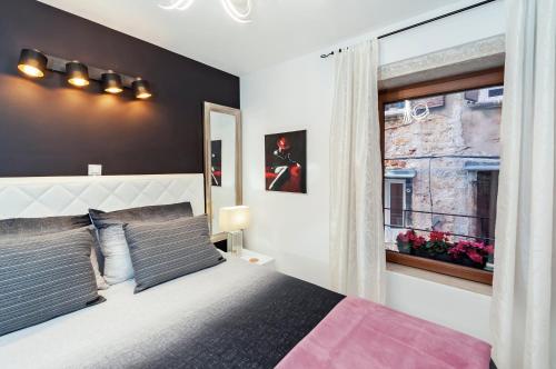 Posteľ alebo postele v izbe v ubytovaní Luxury Apartment KASTELA ANTIKA