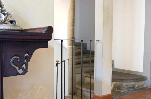 eine Treppe in einem Gebäude mit einem Tor in der Unterkunft TRAVIATA APPARTAMENTO STORICO - PALAZZO TOLOMEI in Florenz