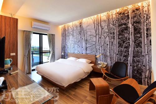 1 dormitorio con 1 cama y una pared con árboles en Yu B&B, en Wang-an
