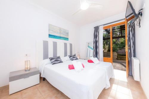 En eller flere senge i et værelse på Casa De Cala Gat