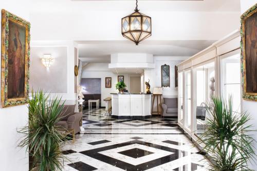 a living room with a black and white tile floor at Hotel Berchielli in Florence