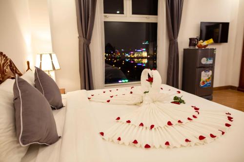 Postel nebo postele na pokoji v ubytování Thanh Van Hotel Quy Nhon