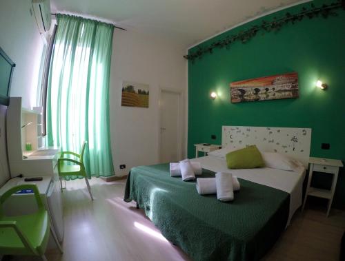ローマにあるJulius Caesar 183の緑のベッドルーム(ベッド1台、デスク付)