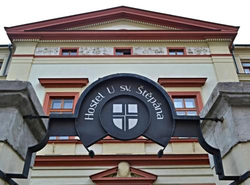 a sign on the side of a building at Hostel U Sv. Štěpána in Litoměřice