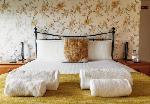 Una cama o camas en una habitación de Three Wells B&B
