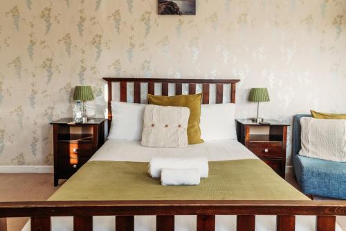- une chambre avec un grand lit et 2 tables de chevet dans l'établissement Three Wells B&B, à Llandrindod Wells