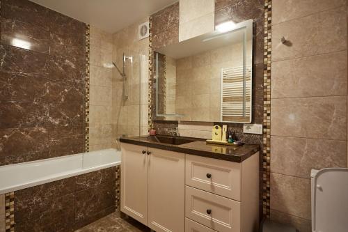 A bathroom at Scandinavian Hygge Canyon view lounge