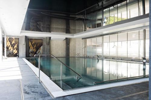 a large swimming pool in a building with a pool at Graal SPA in Świnoujście