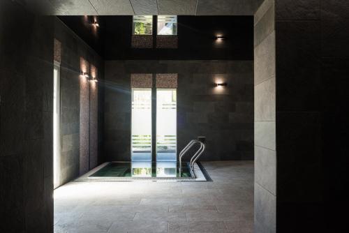 a bathroom with a plunge pool with a window at Graal SPA in Świnoujście