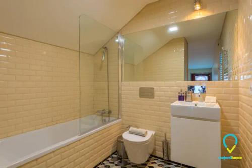 een badkamer met een toilet, een wastafel en een bad bij Pretty Porto in Porto
