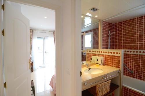 A bathroom at Brises del Mar 3-1