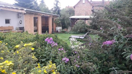 un jardín con flores frente a una casa en Ferienhof Steinbruch, en Wietzendorf