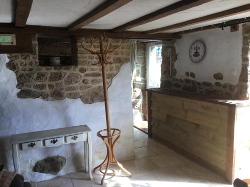 un salon avec une table et une lampe de chevet dans l'établissement La Bellangerie, à Colombiers-du-Plessis