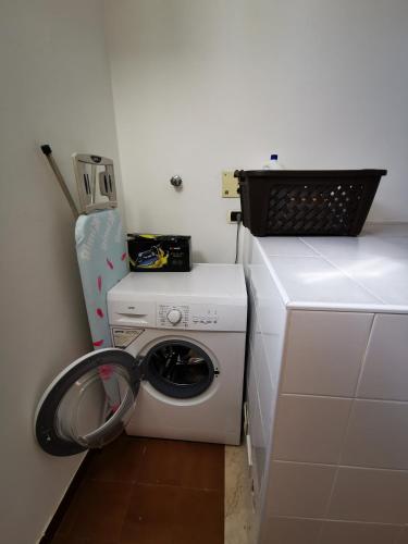 a washer and dryer in a small room at Casa Vacanze Le Giuseppine in Modica