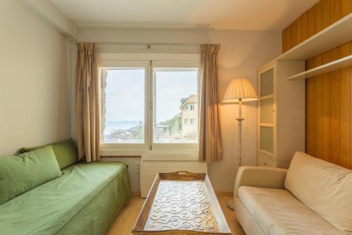 a living room with a couch and a window at Apartamentos Bluettravel Parador 1 in Sierra Nevada