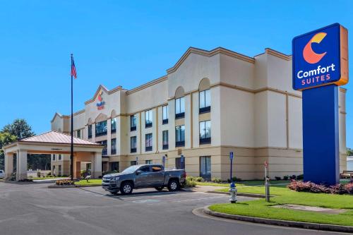 un camión estacionado frente a un hotel en Comfort Suites Woodstock, en Woodstock