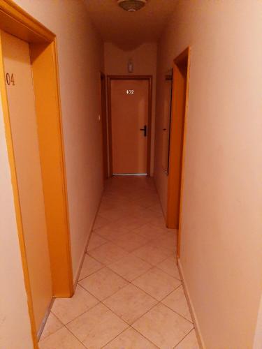 an empty hallway with a door and a tile floor at Guest House Diel in Veliko Tŭrnovo