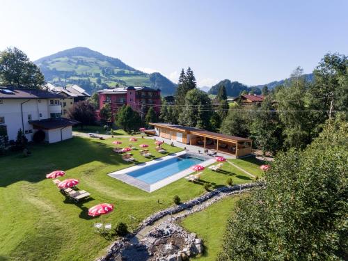 widok z lotu ptaka na dom z basenem w obiekcie Hotel Sonnschein w mieście Niederau