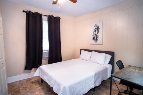 a bedroom with a bed and a desk and a window at Virginia #A Cozy 2BA/1BA near Downtown Sleeps 8 in San Antonio