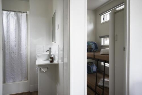 een badkamer met een wastafel en een spiegel bij BIG4 Castlemaine Gardens in Castlemaine