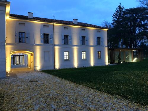 a white house with lights on the side of it at Villa Cantoni Marca in Sabbioneta