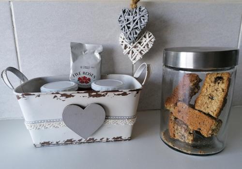 a tin of bread and a jar of cookies at Nature on your doorstep in Hoekwil