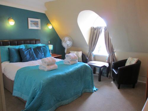 um quarto com uma cama com duas toalhas em Cranborne Guest Accommodation Exclusively for Adults em Torquay