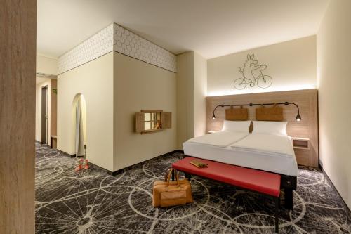 Una cama o camas en una habitación de ibis Styles Magdeburg