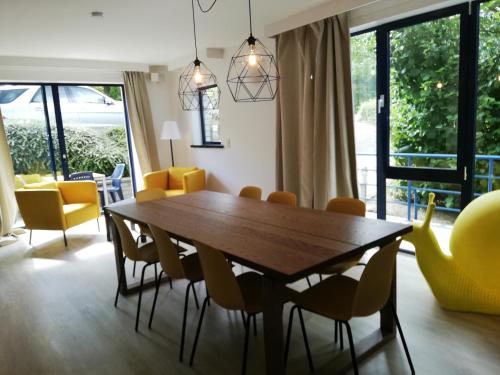 uma sala de jantar com uma mesa de madeira e cadeiras em DURBUY-COSY Appartement 2 em Durbuy